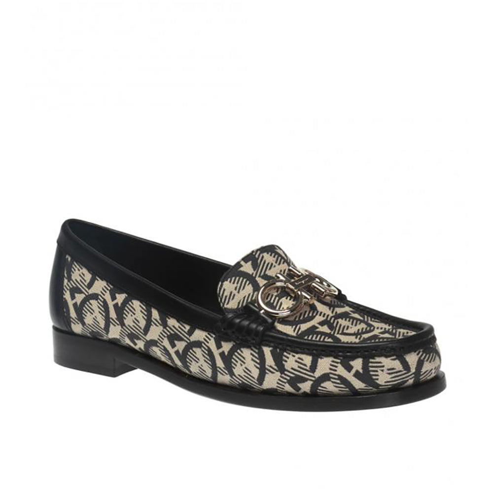 Salvatore Ferragamo Mocasines de piel con estampado de logo en T 'Rolo' Gancini de mujer color crema